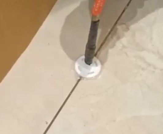 罗城瓷砖空鼓维修公司专业解答瓷砖在铺贴过程中，如果没有涂抹均匀到位的粘结材料（如水泥砂浆或瓷砖胶），可能会导致以下问题